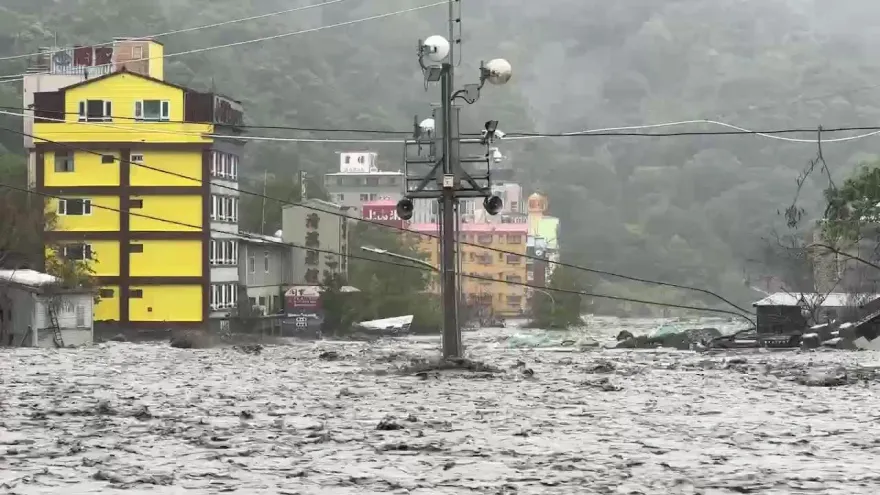 海葵颱風/廬山溫泉現況曝光！塔羅灣溪水暴漲　旅館1樓遭洪水淹沒