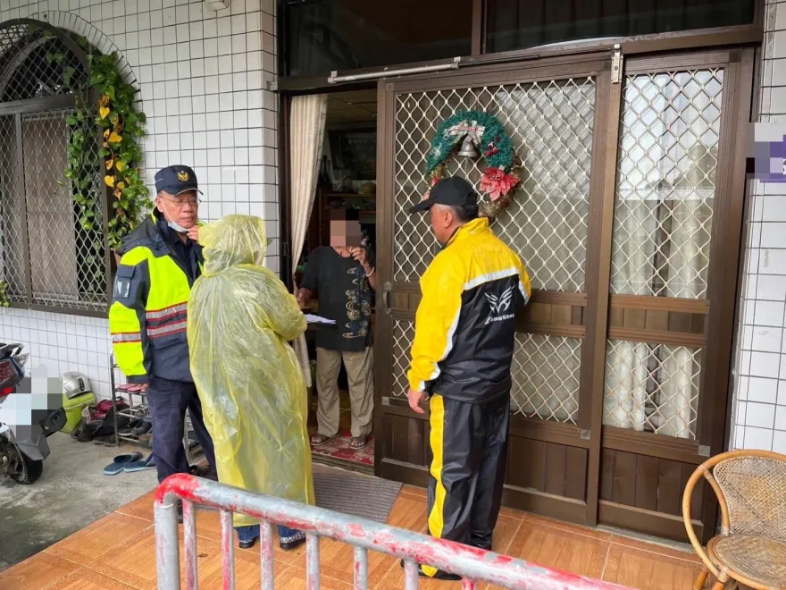 海葵颱風/ 屏東三地門4村預防性撤離！　警方冒雨協助安置