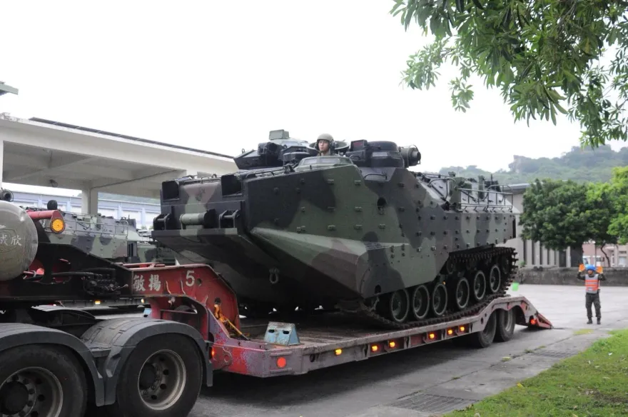 海葵颱風/超前部署守護民眾安全　海軍AAV7兩棲突擊車隨時待命