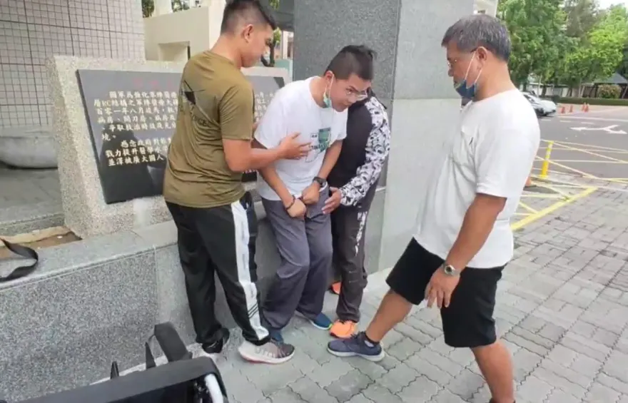 傘兵秦良丰九三軍人節「自力起身」畫面太震撼！網讚：最棒的勇者