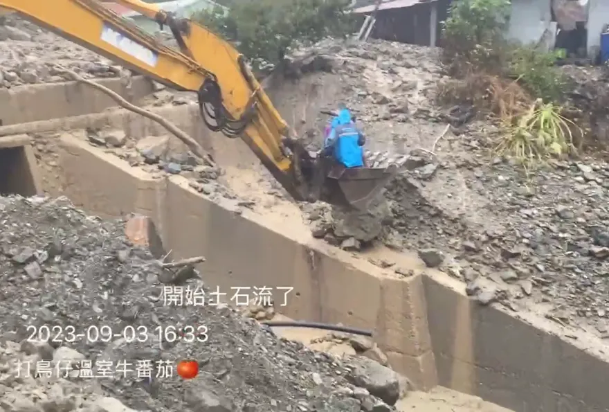 海葵颱風/南投東埔土石流沖斷路！怪手「剷」村民渡河回家顧小孩