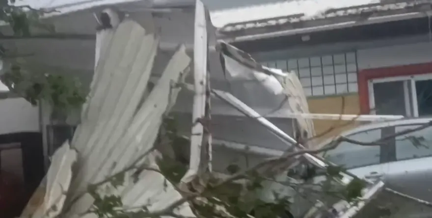 海葵颱風/綠島強風蹂躪　鐵皮飛舞、民宅屋頂全沒了