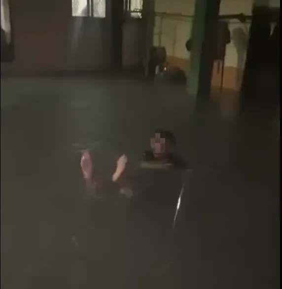 海葵颱風/1晚降雨破百毫米！屏東高樹住家變泳池「他游泳苦中作樂」