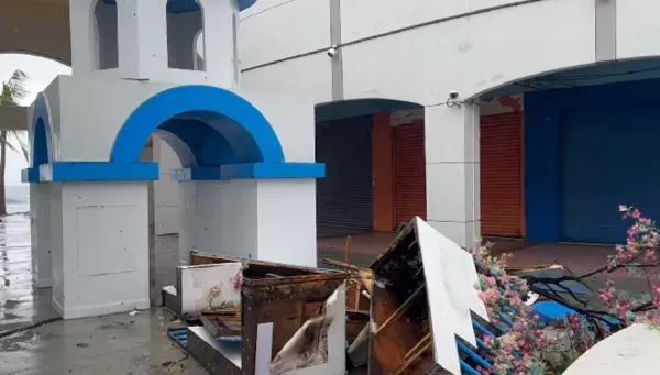 海葵颱風/風雨狂炸旗津！希臘風網美景點遭吹垮　帳篷破碎畫面曝
