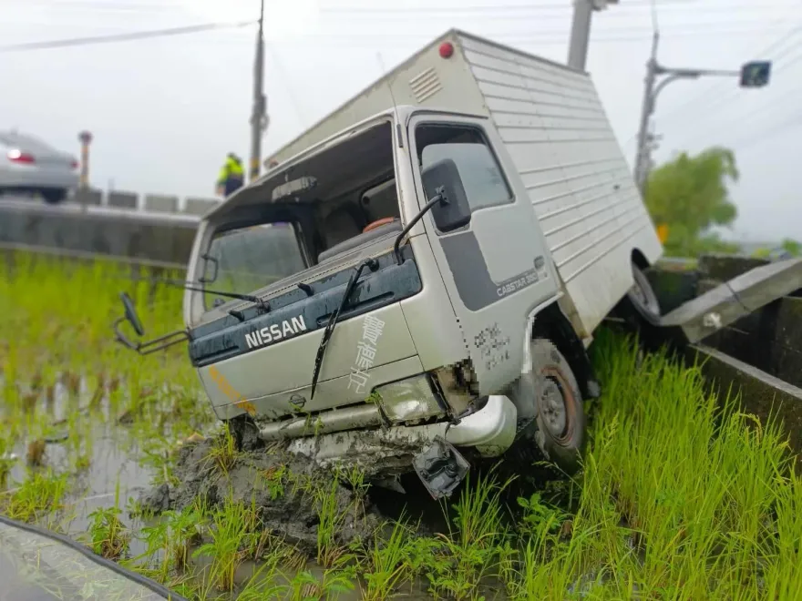 影/颱風天出車禍！小貨車整輛栽進農田　駕駛因是逃逸外勞肇逃