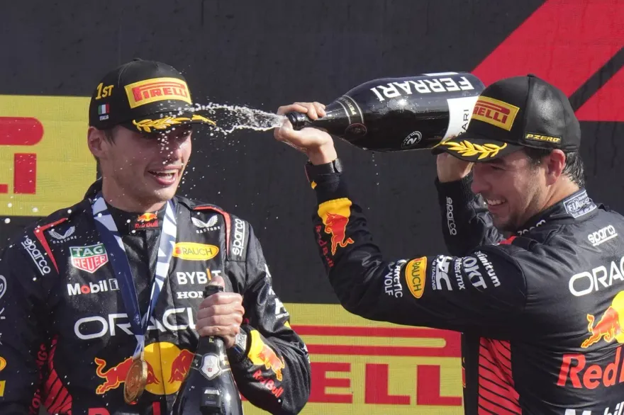 影/比車神還神！紅牛車隊維斯塔潘連10站奪冠　創F1史上新紀錄