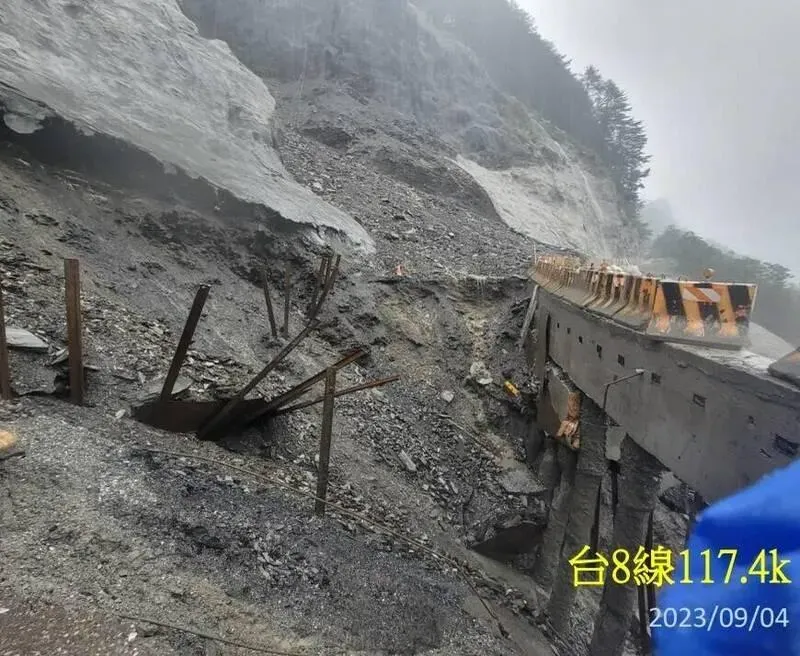 海葵颱風/中橫117.4k關原段路基掏空又斷　預估9/6傍晚搶通