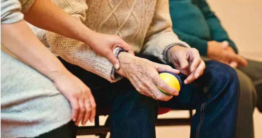 年過40歲飄出老人味！醫師分享「除臭7招」解決異味：2部位最濃郁