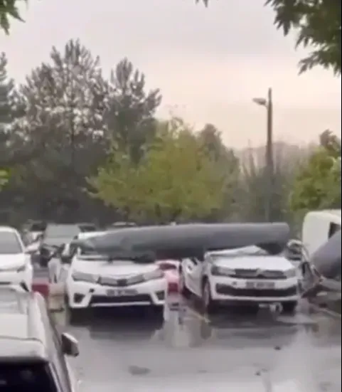 影/天降橫禍！土耳其戰機飛行時油箱竟掉落　2輛汽車衰被砸爛