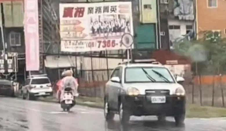 影/玩命關「頭七」！屏東休旅車「倒車」速逾40km　連衝2路口追過機車