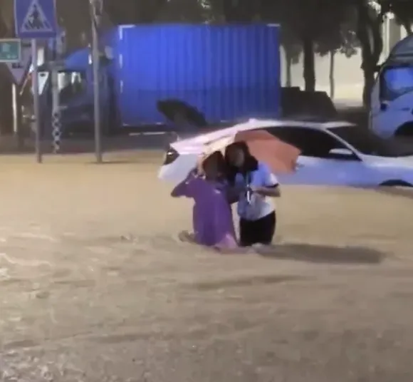 海葵颱風/海葵登陸福建雨彈狂炸水淹及膝　消防車墜河遭沖走3人失聯