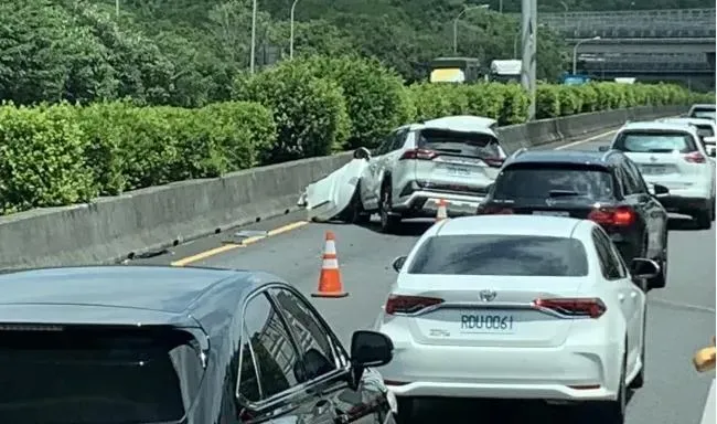 快訊/休旅車自撞「一半不見」！國道3號新竹段事故堵車中