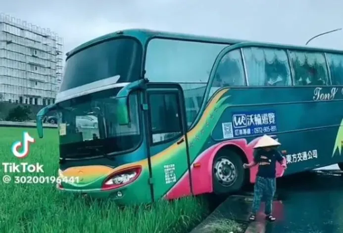海葵颱風/不敵16級強風！台東14噸遊覽車推入稻田中