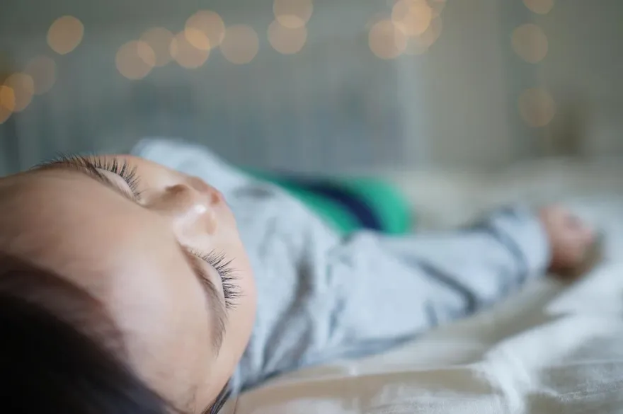 女嬰時不時揉眼睛被認是濕疹　檢查後竟是罕見癌症