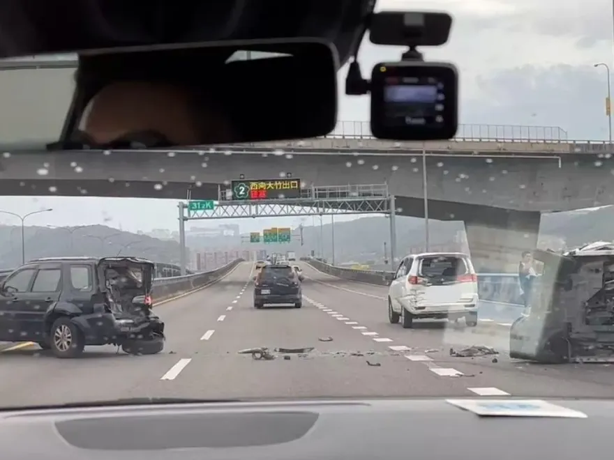 影/汐五高架「3車追撞」釀2傷！貨車翻覆冒白煙　駕駛一度受困車內