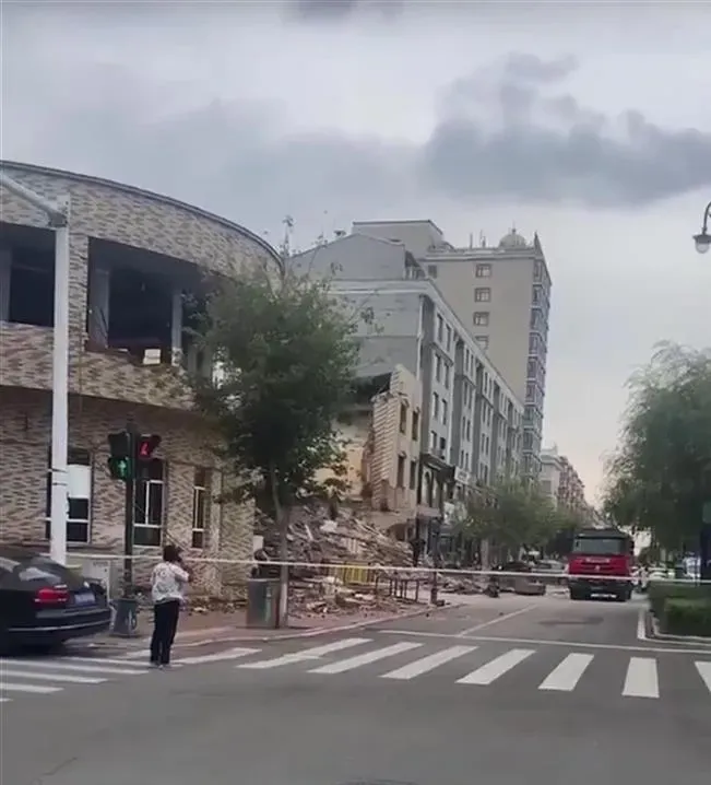 影/廢棄賓館突坍塌「3層樓建物秒變廢墟」　1人受困瓦礫堆不治亡
