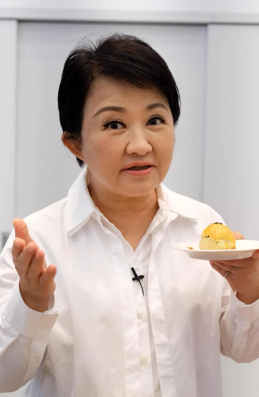 盧秀燕化身「帶貨女王」！推中秋月餅竟大爆單　她激動拍桌喊一句