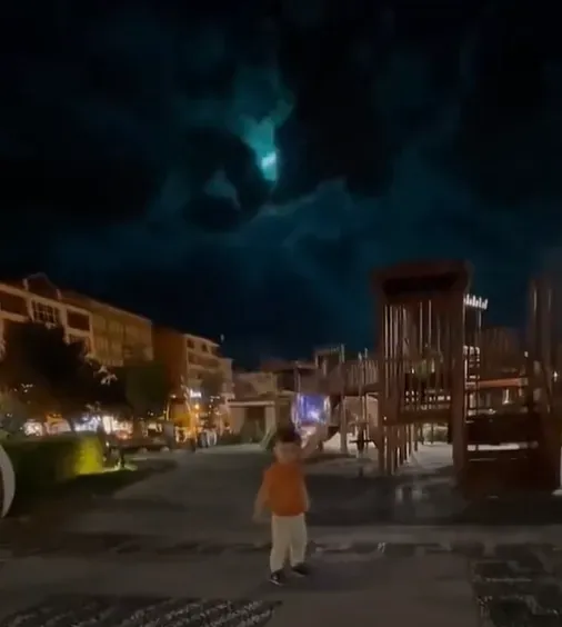 影/土耳其多地目擊巨大流星劃過夜空　閃現強烈綠光奇景超壯觀