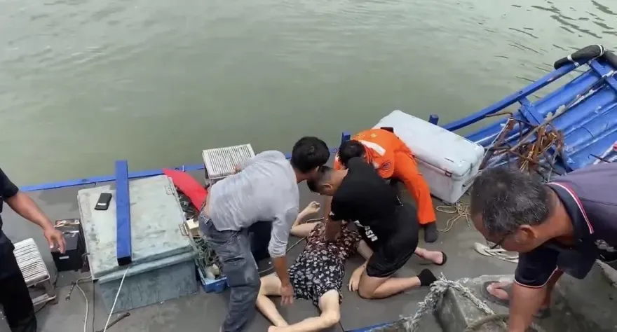 影/屏東枋寮單車婦墜港！海巡急跳海救人　漁民膠筏接力搶命