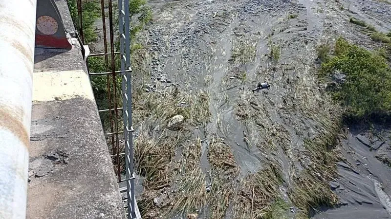 花蓮男撿手機跌落20米高大橋！躺河床命大僅腰傷　警消垂降救援