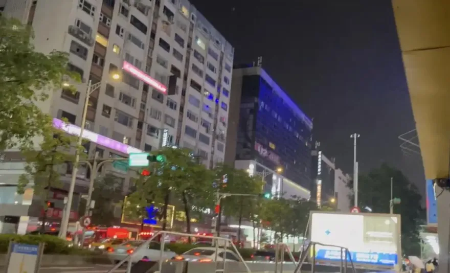 快訊/北市東區統領百貨火警　疑煙蒂引燃幸無人傷
