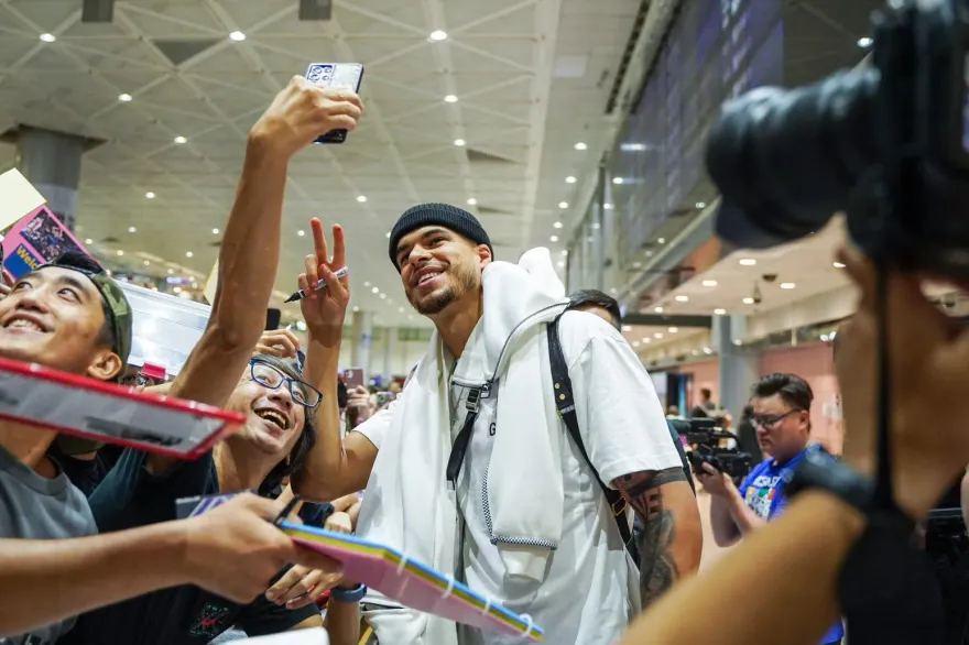 早安台灣！NBA球星清晨抵台超高人氣　願意嘗試珍奶、臭豆腐
