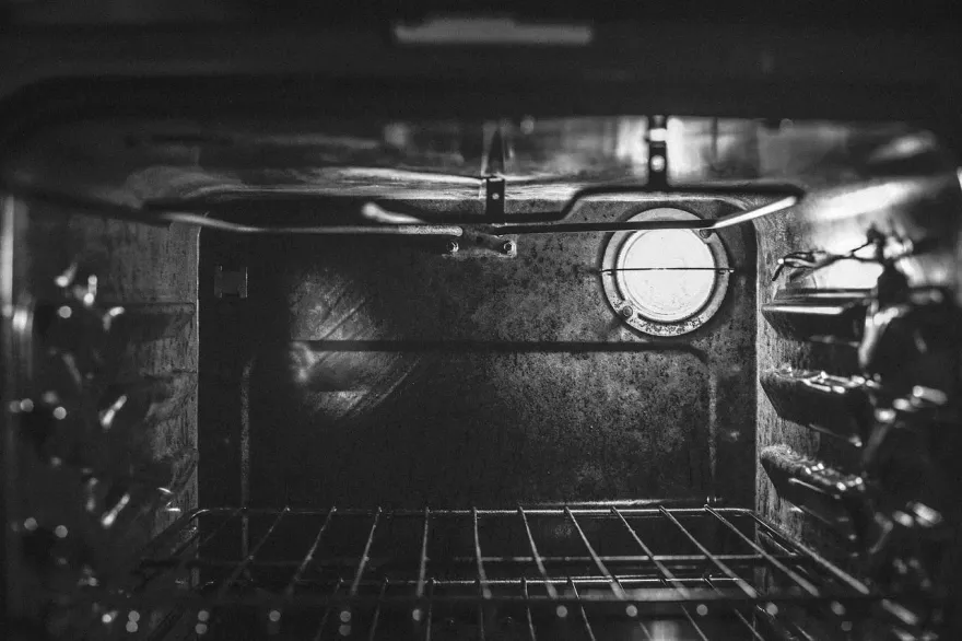 皮膚「鋪」滿命案現場！英國工人活困巨型烤箱中慘遭燒死　連求生鐵棍也融化