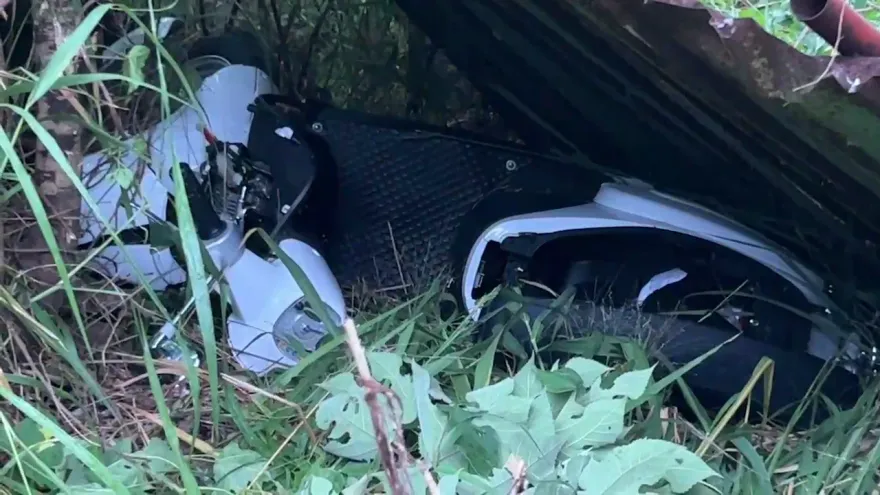 影/無照騎車死亡事故！苗栗西湖2男騎車出遊　他悲見好友自撞電線桿「零件四散」殞命