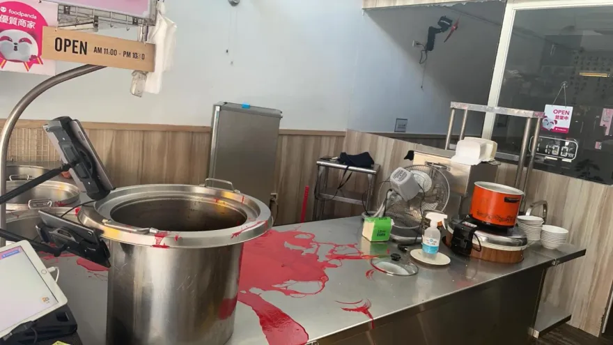 影/驚！林口小店遭砸「湯鍋染紅」玻璃碎險插員工　闆娘無奈：報案一周沒下文