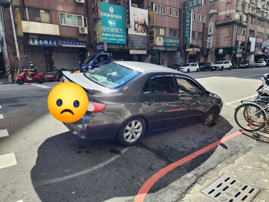 台中學府路驚見天坑！轎車「右前輪進洞」　駕駛怨嘆：扯鈴的扯