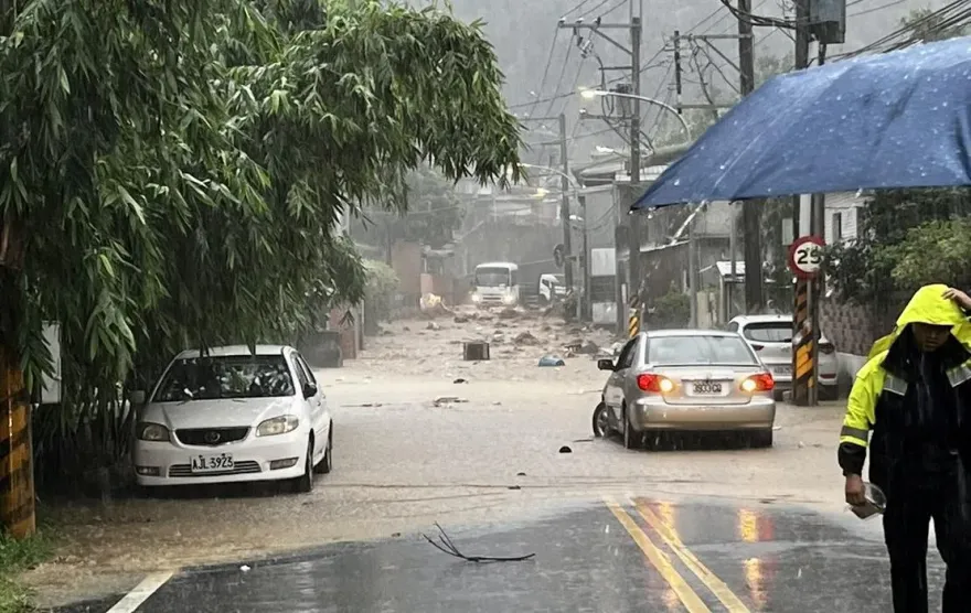快訊/午後強降雨新北新店坍方　新潭路土石流雙線道受阻