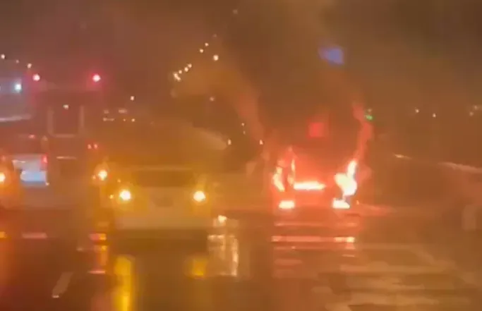 快訊/國道3號晚間重大車禍！多車追撞火燒車　駕駛壓車底送醫搶救