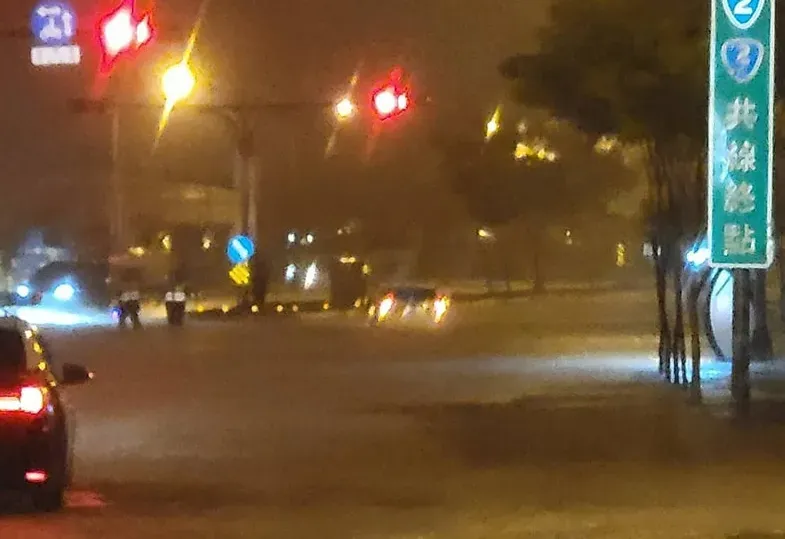 快訊/宜蘭晚間爆雨狂炸水淹輪胎高！濱海公路160K暫時封閉