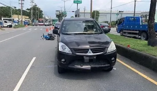 快訊/高雄大寮車禍！騎士逆向撞汽車搶救半小時傷重不治