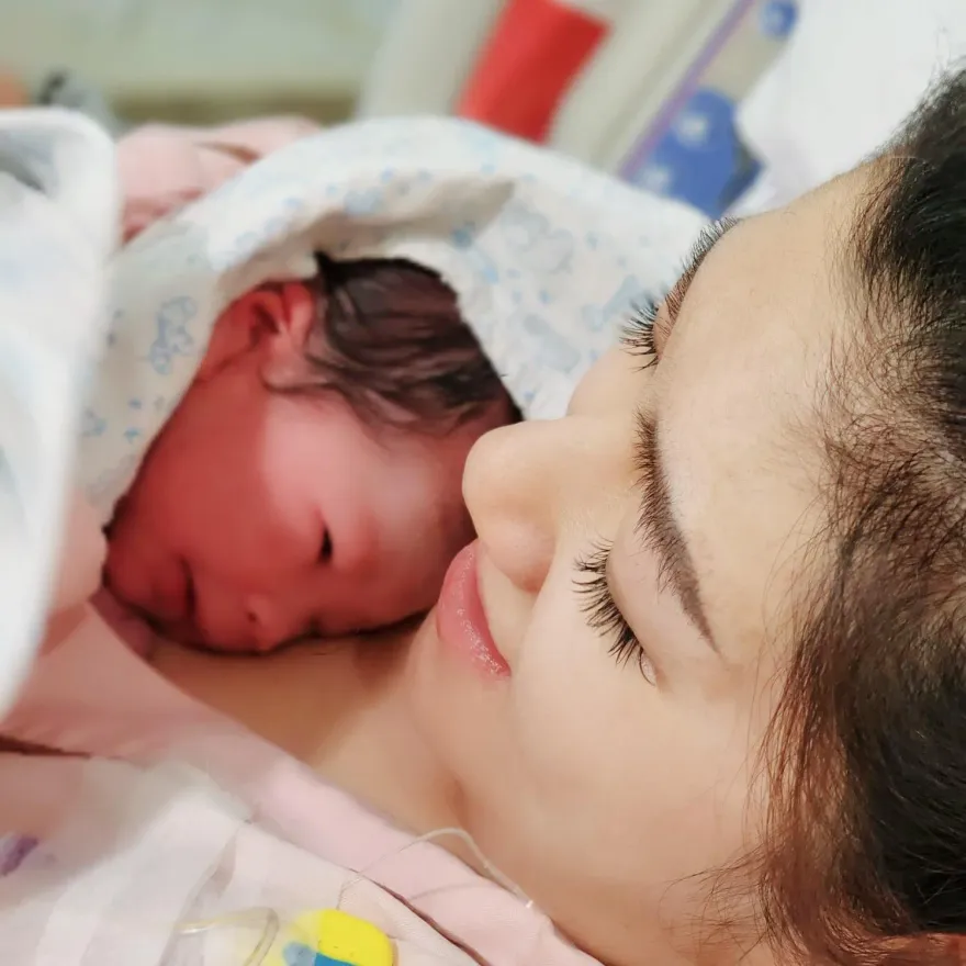 快訊/Selina生了! 兒起初肺積水嚇壞她　po溫馨母子照：歡迎小腰果