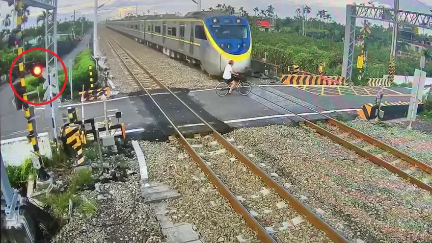 影/驚悚3秒奪命！屏東單車伯火車撞爆頭　鬼遮眼前進、撞車後滾3圈