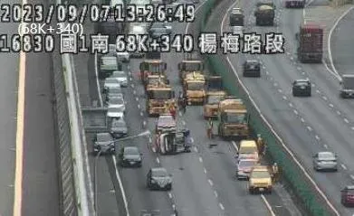 快訊/國1楊梅段小客車自撞翻覆、駕駛緊急送醫　車流回堵4公里