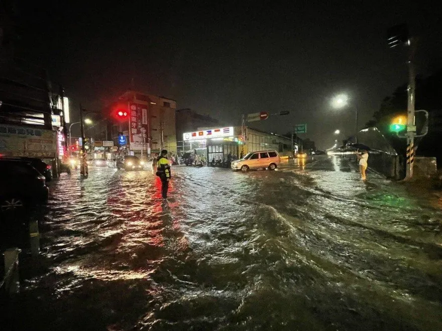 豪雨狂炸夜襲台南市區！多路段淹水 抽水站緊急啟動