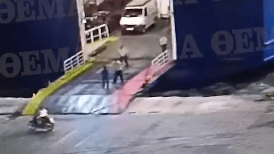 影/希臘男子強登渡輪被阻落海遭螺旋槳吸入身亡　冷血船員袖手旁觀
