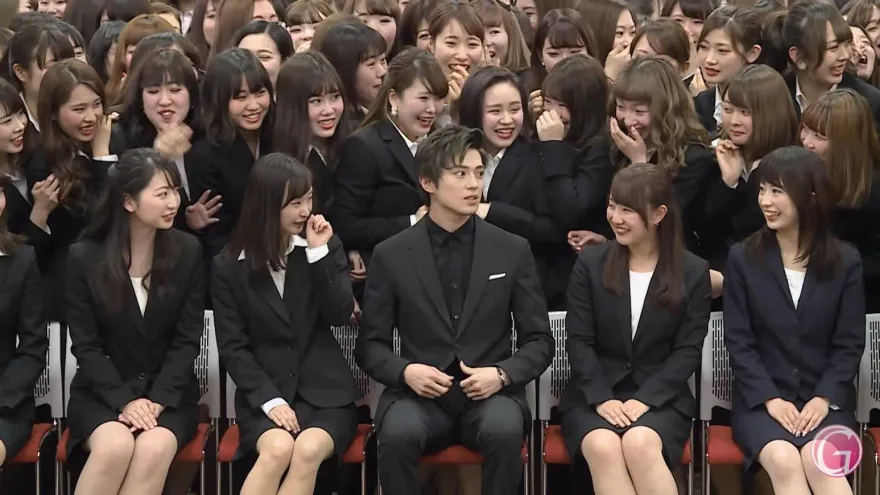 影/帥翻全場！《航海王》新田真劍佑昔「被女職員包圍」畫面流出　網：想投胎成他