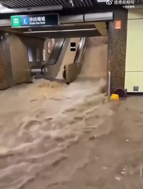 影/海葵環流襲珠三角！深圳暴雨破4紀錄　地鐵站慘淹泡水車自燃竄火舌
