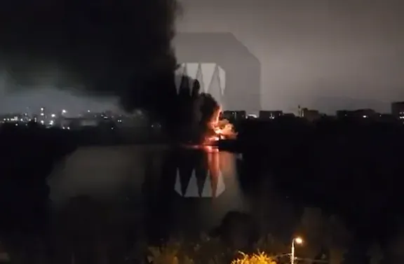 影/莫斯科聯邦海關署大樓突發大火　大量黑煙冒出起火原因不明
