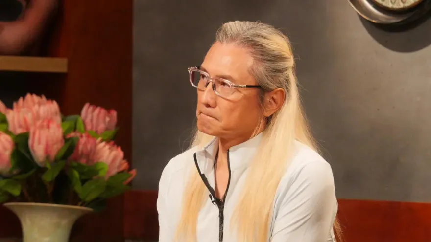 包小柏走不出愛女離世傷痛！留長髮攜骨灰項鍊　哽咽：被打到18層地獄