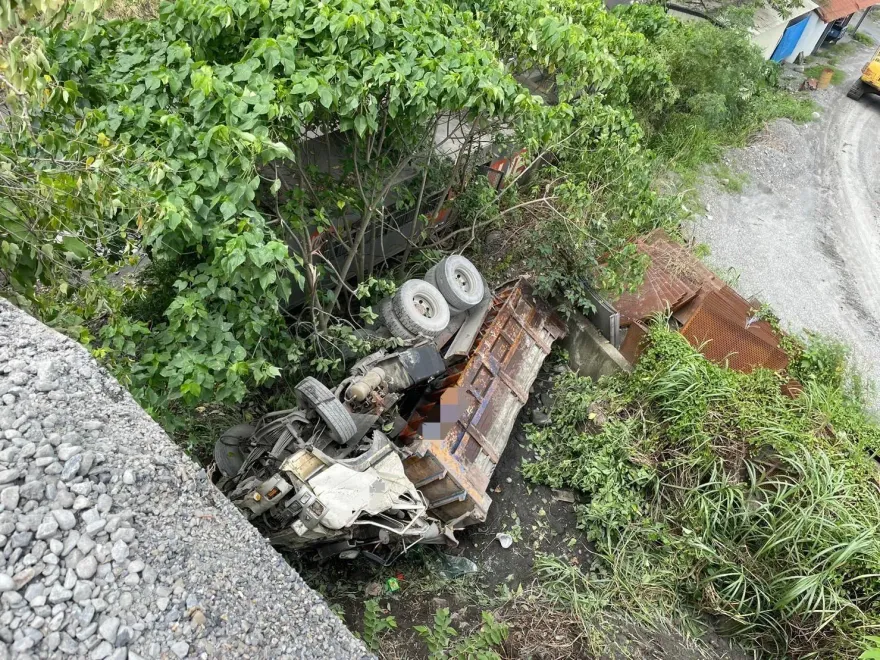 影/疑卸料跑錯地點！砂石車倒車移位從3樓高翻落　駕駛受傷被送醫