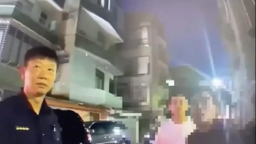 影/黑羊白羊！2自小客會車互不相讓　駕駛下車對決互控傷害