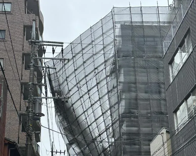 這不是大直！視網膜遊日遭鴛鴦颱風強襲　他直擊街上鷹架突倒榻
