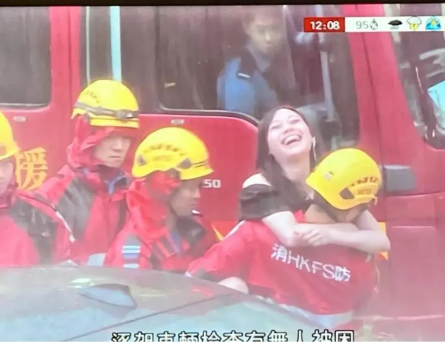 影/嘴角失守！港正妹受困洪水獲救　熊抱勇消防開心燦笑暴紅