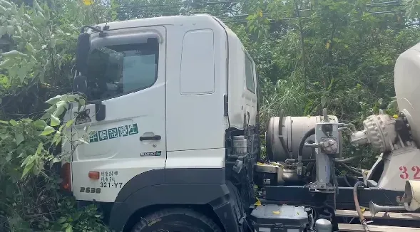 影/螳臂擋車！苗栗混凝土車自走300m　司機伸手阻滑行仍直衝樹叢