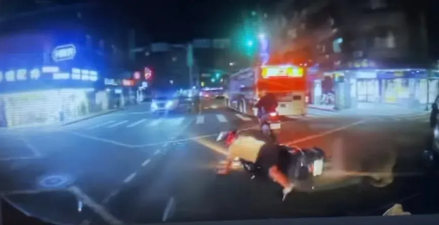 「市區猴子」飆車自摔！向警汙衊後方車追撞　行車紀錄器還清白