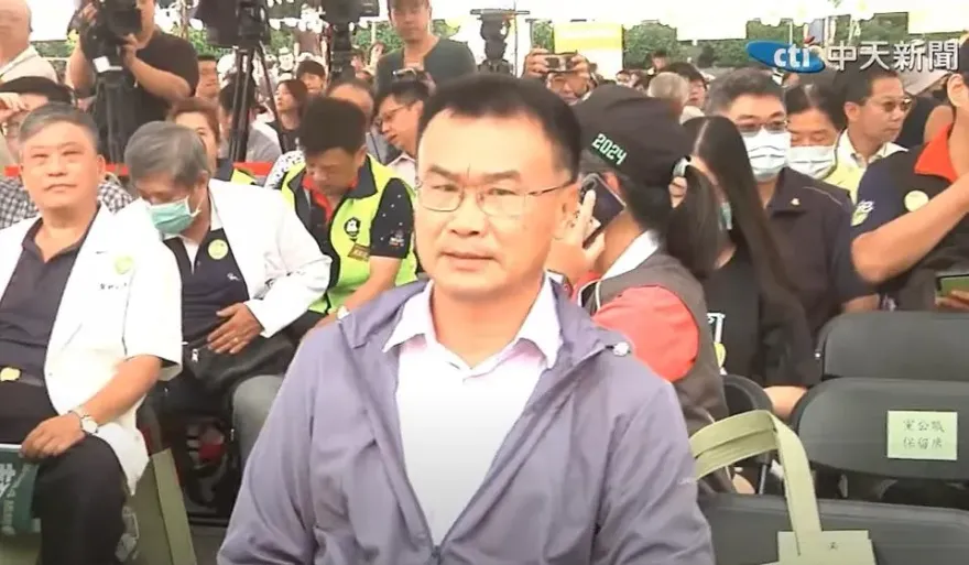 陳吉仲再被追問超思爭議　隨扈卡位猛推記者護主